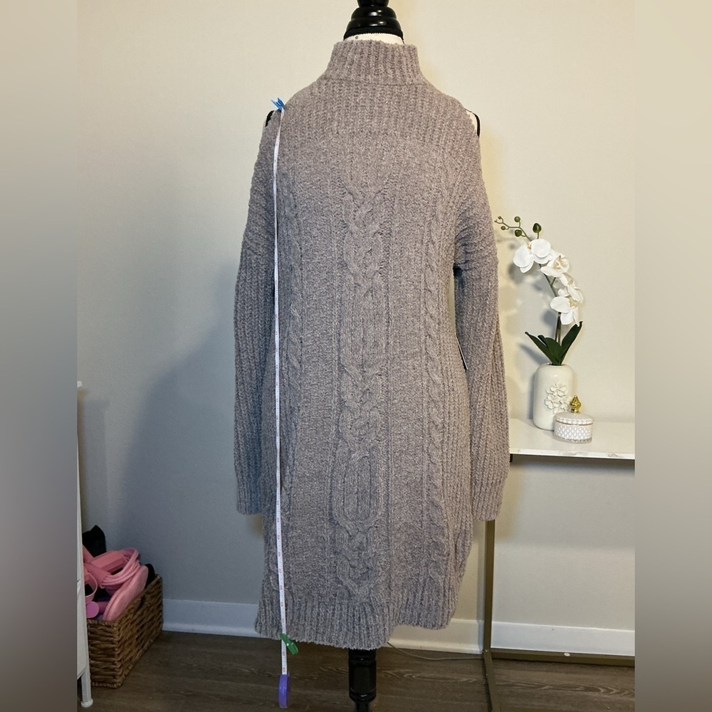 Express Cozy Cable Knit Sweater with cut out shoulders - Picture 4 of 7